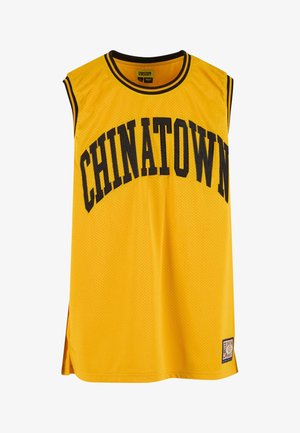 Sárga ujjatlan mez fekete "CHINATOWN" felirattal, hálós anyagból készült. Bordás nyakrésze és oldalsó hasítékai vannak a légáramlás érdekében.