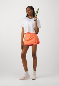 Nike Performance HERITAGE CROP TEE - Camiseta deportiva - white