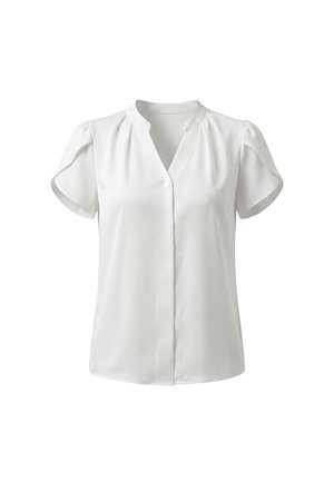 Witte blouse met korte mouwen, V-hals, mandarijnkraag, lichte plooitjes bij de schouders en een enkele zichtbare knoop aan de voorkant.