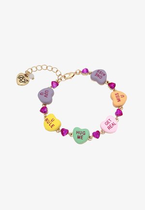 Armbanduhr in goldfarbener Ausführung mit bunten, herzförmigen Anhängern, die mit Phrasen geprägt sind, und rosa Strasssteinen dazwischen, ausgestattet mit einem Karabinerverschluss.