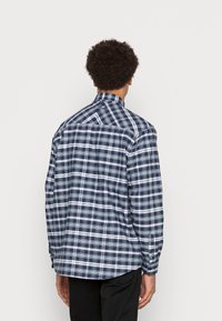 Heren overhemd met lange mouwen in marineblauw ruitpatroon, met een spreidkraag, knoopmanchetten en een ontspannen pasvorm, gemaakt van gecheckt katoen.