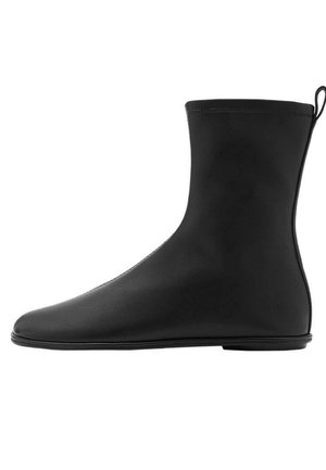 Bota negra hasta el tobillo con textura lisa, punta redondeada, suela plana y una lengüeta trasera para facilitar su uso.