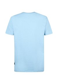 Lichtblauw T-shirt met korte mouwen, gemaakt van zachte katoen, met een klassieke ronde hals en een klein label aan de linkerkant van de zijnaad.