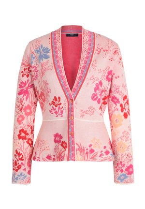 Cardigan rose clair avec des motifs floraux en rouge, bleu et orange. Il a un col en V, une fermeture à boutons et une bordure contrastante le long des bords.