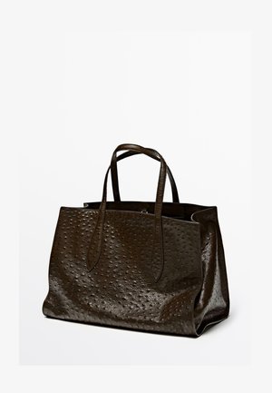 Braune Ledertasche mit strukturierten Oberfläche, die kleine Beulen aufweist, zwei langen Griffen und einem geräumigen, offenen Design.