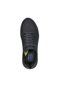 Scarpe Skechers in pelle grigia scura, con un design con lacci, interno imbottito e un logo sulla linguetta. Etichetta impermeabile in giallo.