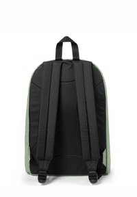 Zaino nero e verde chiaro con spallacci imbottiti, maniglione superiore e superficie liscia, caratterizzato da un design semplice e pulito.