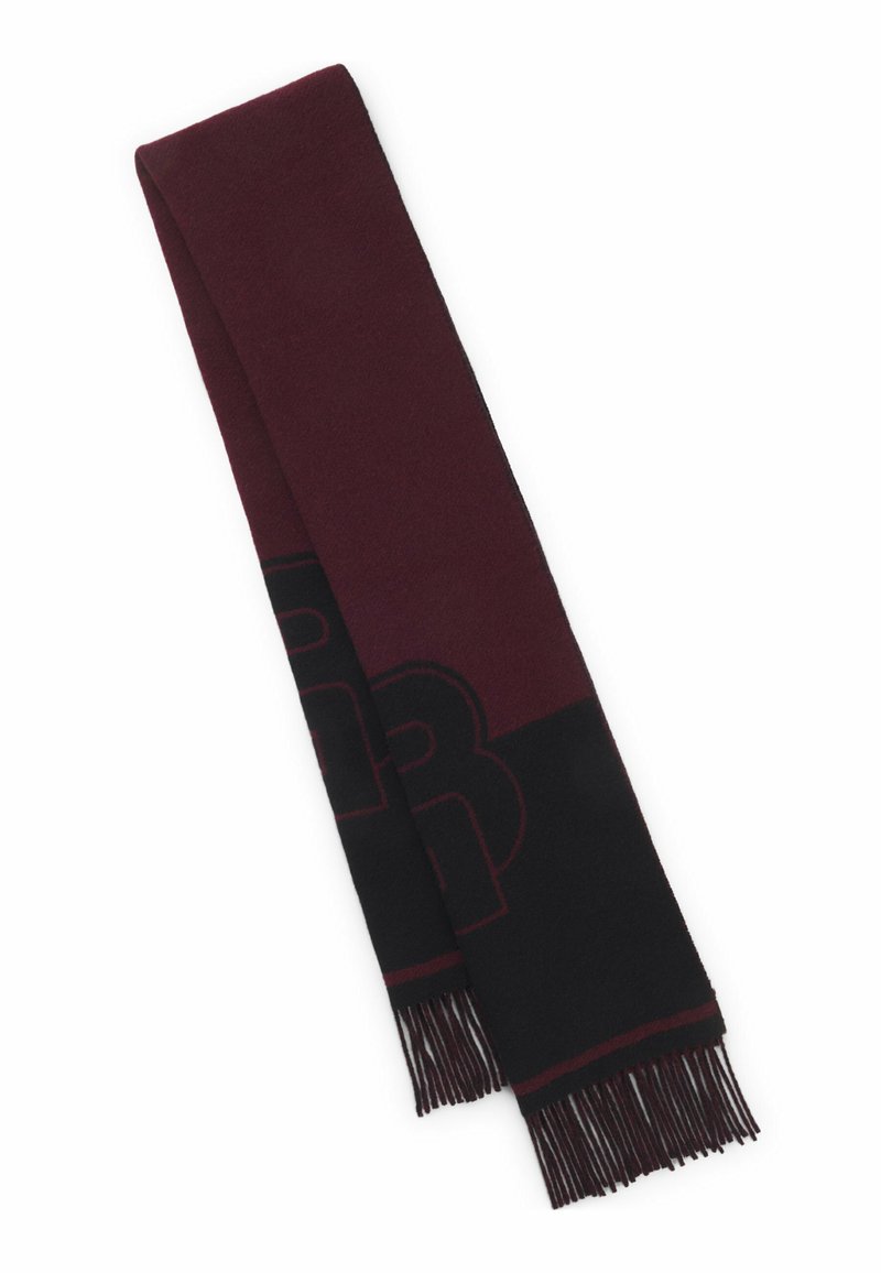 Bordeaux og sort stribet tørklæde med frynsede ender, lavet af blødt stof, og med et kontrasterende, dristigt logo-mønster vævet ind i designet.