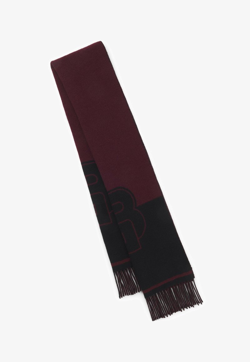 Bordeaux og sort stribet tørklæde med frynsede ender, lavet af blødt stof, og med et kontrasterende, dristigt logo-mønster vævet ind i designet.