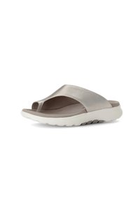 Åben tå slide sandal i metallisk beige med en glat finish, der har et bredt bånd over vristen og en polstret sål med konturerede kanter.