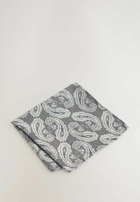 Baumwolltaschentuch mit einem Paisleymuster in Blau und Weiß. Das Design umfasst komplizierte Wirbel und florale Akzente auf einem schwarzen Hintergrund.