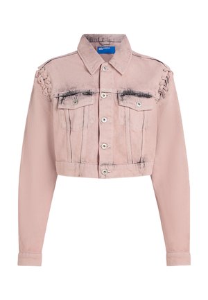 Κοντή τζιν μπουφάν σε ανοιχτό ροζ με μαύρες φθορές, κλείσιμο με κουμπιά, τσέπες με καπάκι στο στήθος, διακοσμητικές δαντελένιες λεπτομέρειες στους ώμους και μακριά μανίκια.
