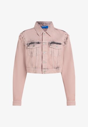 Κοντή τζιν μπουφάν σε ανοιχτό ροζ με μαύρες φθορές, κλείσιμο με κουμπιά, τσέπες με καπάκι στο στήθος, διακοσμητικές δαντελένιες λεπτομέρειες στους ώμους και μακριά μανίκια.