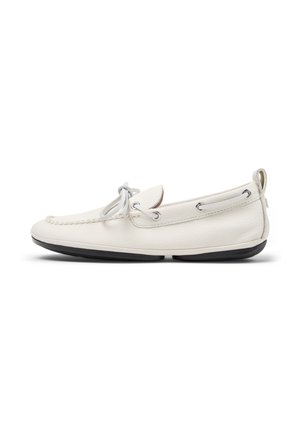 Scarpe da barca bianche in pelle con punta arrotondata, cuciture decorative e chiusura con lacci. Presentano occhielli in metallo e una suola in gomma nera.