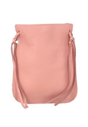 Miękka różowa skórzana torba na ramię z regulowanym paskiem i detalami węzłów po bokach, teksturowana powierzchnia, brak widocznych logo lub ozdób.