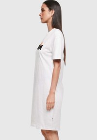 Merchcode MOTHERS DAY - QUEEN - Vestito casual - white