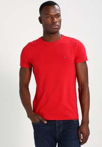 Tommy Hilfiger - SLIM FIT TEE - T-shirt basic - haute red Miniatuurafbeelding 1