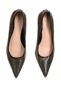Zwarte pointed-toe pumps met metalen studs aan de buitenkant, voorzien van een gladde leren afwerking en een beige binnenvoering.