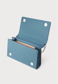 Portafoglio blu in ecopelle con chiusura magnetica argentata, dotato di tracolla a catena, texture liscia e un ampio interno con slot per carte.