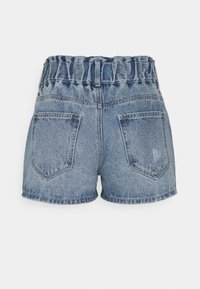 Pantalones cortos de denim en azul claro con una cintura elástica con volante, que cuentan con dos bolsillos traseros y un dobladillo deshilachado. Textura suave y diseño clásico.