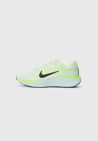 Nike trkaći tenisice u svijetlozelenoj mrežici s crnim swooshom, podstavljenim ovratnikom i plavim potplatom. Ima vidljive vezice i zračno amortiziranje.