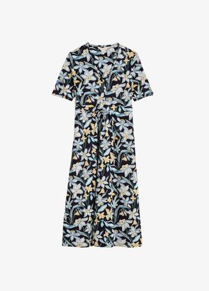 Bloemige jurk met korte mouwen, zwarte achtergrond, met witte en gele bloemen, een getailleerde taille en een knielange silhouet.