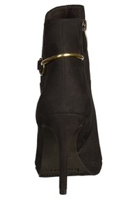 Schwarzer Wildleder-Stiefelette mit spitz zulaufender Zehenpartie und Stiletto-Absatz. Verfügt über einen seitlichen Reißverschluss und eine goldfarbene Akzentuierung am Knöchel. Glatte Textur.