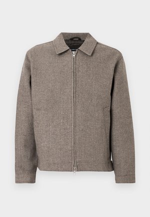 Giacca marrone con motivo a spina di pesce, colletto, cerniera frontale completa, due tasche laterali e tessuto strutturato.