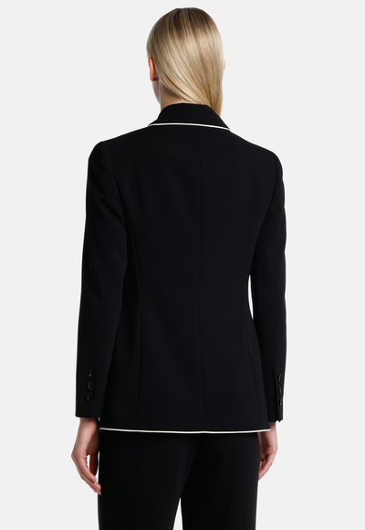 Blazer nero su misura con una vestibilità slim, piping bianco lungo il colletto e l'orlo, e dettagli con bottoni sulle maniche. Tessuto di morbida texture.