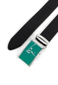 Schwarzer Leder Gürtel mit einer rechteckigen silbernen Schnalle, die einen grünen Hintergrund und ein weißes Silhouetten-Design aufweist. Glatte Textur, modernes Design.