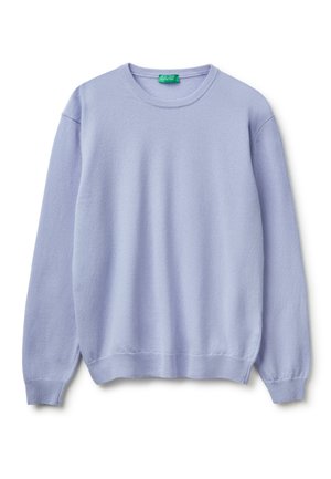 Helllila Pullover mit Rundhalsausschnitt, langen Ärmeln und gerippten Bündchen und Saum, auf einem weißen Hintergrund flach ausgelegt.