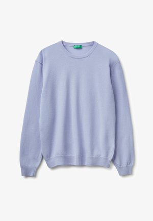 Maglione girocollo viola chiaro con maniche lunghe e polsini e orlo a coste, steso su uno sfondo bianco.