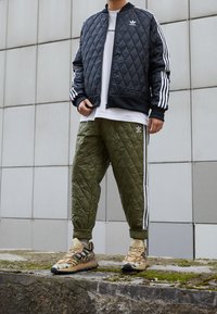 adidas Originals Träningsbyxor - olive
