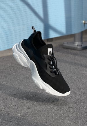 Trainers - black