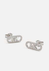 Pendientes de plata en forma ovalada, adornados con pequeños cristales transparentes alrededor de un logotipo "MK" central en detalle cortado.