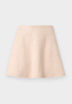 Φούστα σε ανοιχτό μπεζ χρώμα με καμπάνα, κατασκευασμένη από μαλακό ύφασμα. Διαθέτει ομαλή υφή και καθαρό τελείωμα, με απλό σχέδιο χωρίς επιπλέον μοτίβα ή διακοσμητικά.