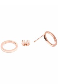 Boucles d'oreilles en or rose en forme de cercle avec une texture lisse, accompagnées d'un fermoir papillon pour un maintien sécurisé.