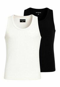 Twee katoenen tanktops: één in het wit, één in het zwart. Beide hebben een geribbelde textuur, ronde halslijnen en een label met de tekst "ombre M."