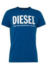 Blå bomullströja med kort ärm och rund hals. Främre tryckt text säger "DIESEL FÖR FRAMGÅNGSFULLT LIV" i vitt.