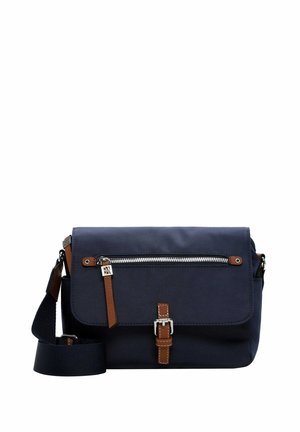 Sac messager bleu marine avec un rabat, accents en cuir marron, poche zippée à l'avant et bandoulière réglable. Fabriqué en matériau durable.