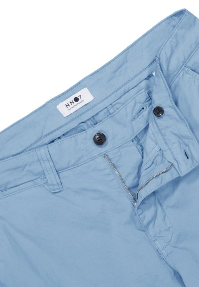 Pantaloni di cotone azzurro chiaro con chiusura a zip e bottone, dotati di etichetta in vita e due tasche anteriori.