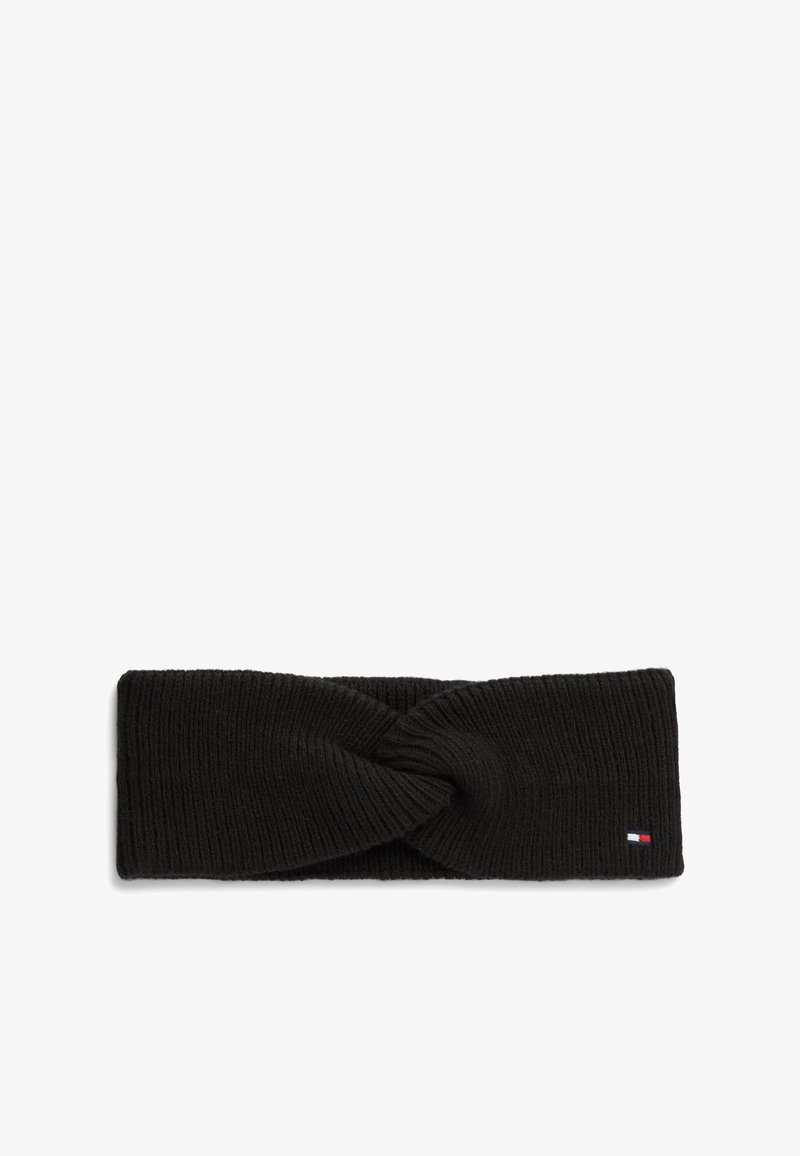 Bandeau noir tricoté avec un design torsadé à l'avant et un petit logo drapeau rectangulaire sur le côté.