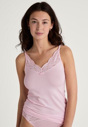 Lichtroze camsole met een bloemige kantenkraag en een kleine roze strikaccent, met dunne bandjes en een zachte, gladde textuur.