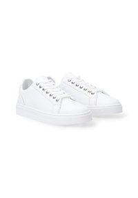 Hvide sneakers lavet af glat læder, med en afrundet tå, snørebånd foran og en tyk gummisole med subtile sømdetaljer.