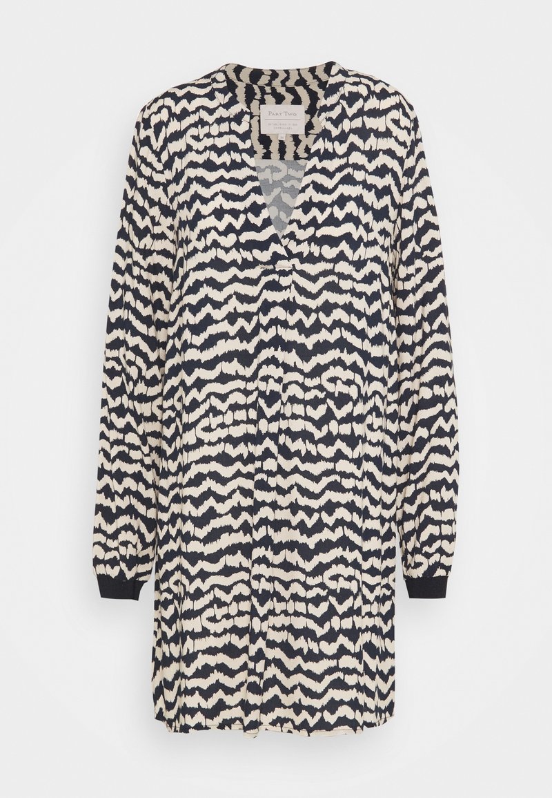 Abito a fantasia con maniche lunghe, colletto a V e un design astratto blu navy e crema. Presenta una vestibilità ampia e una texture di tessuto morbido.