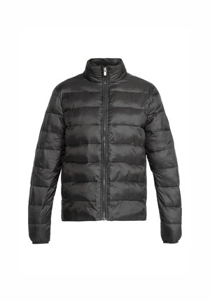 Musta puhvijakku, jossa on korkea kaulus, vaakasuunnassa quiltattuja osia ja keskellä vetoketjukiinnitys. Tasainen, kevyt materiaali.