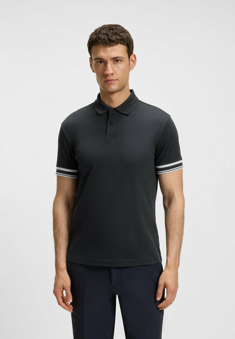 Svart polo skjorta med knappslå, korta ärmar med vita ränder, slät tygkvalitet och en klassisk kragsdesign.