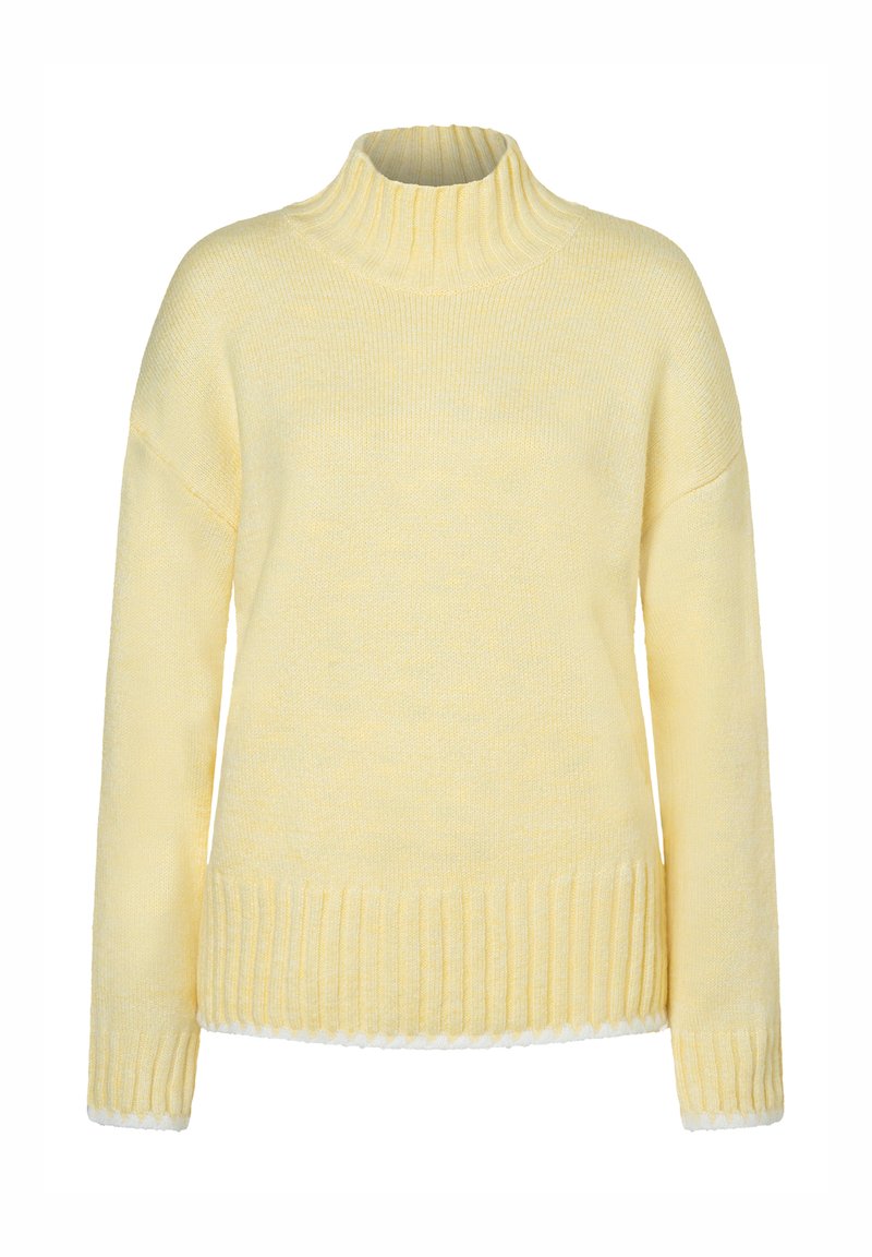 Geel gebreid sweater met een hoge geribbelde halslijn, verlaagde schouders en geribbelde zoom. Heeft een zachte textuur en contrasterende witte afwerking aan de randen.