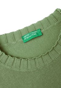 Zelený pletený svetr s žebrovaným límcem a manžetami. Obsahuje štítek s nápisem "UNITED COLORS OF BENETTON." Texturovaná tkanina s hladkým povrchem.