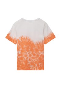 Korte mouw t-shirt in het wit met een oranje tie-dye patroon aan de onderkant, gemaakt van katoen, met een ronde halslijn en een relaxte pasvorm.
